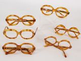 six paires de lunettes à monture écaille posées sur une surface blanche