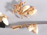 trois bijoux posés sur une table