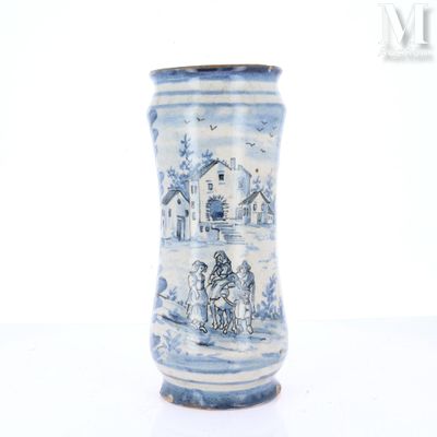 un vase bleu et blanc orné d'une image représentant des personnes
