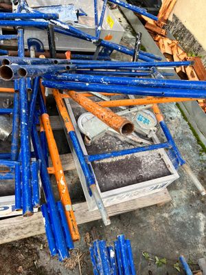 a pile of pipes and pipes sitting on the ground