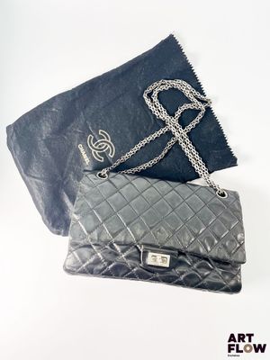 CHANEL 2.55 Sac Chanel porté épaule en cuir noir, bandoulièr…