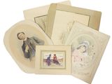 un lot de cartes posées sur une table