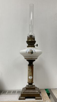 une lampe à huile à l'ancienne posée sur une table en bois