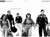 photographie en noir et blanc d'un groupe de personnes en combinaison de vol