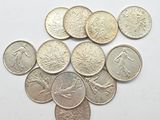 une pile de pièces de monnaie posée sur une surface blanche