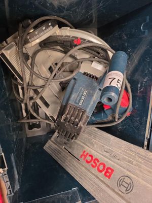 tout un tas d'outils qui traînent par terre