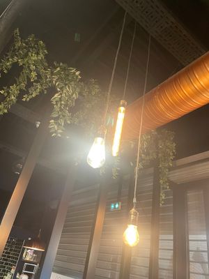 plusieurs ampoules suspendues au plafond d'un restaurant