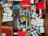 une boîte remplie d'objets assortis qui s'y trouvent