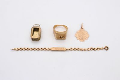 un gros plan d'un bracelet, d'une bague et d'autres objets posés sur une surface blanche