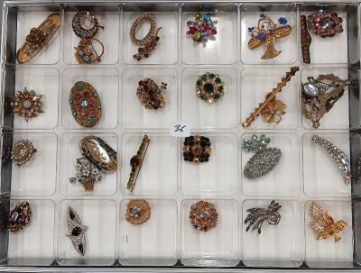 de nombreux types de bijoux exposés dans une vitrine