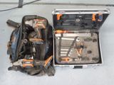 une caisse d'outils avec des outils à l'intérieur, posée sur le sol