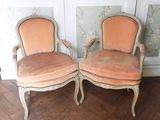paire de chaises anciennes de style français, dont les assises sont recouvertes de velours rose