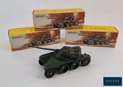 trois véhicules militaires miniatures posés les uns à côté des autres sur une surface blanche