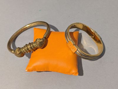 deux bagues posées sur un coussin sur lequel repose une bague en or