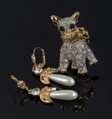 Broche en forme de chien en métal doré on joint une paire de…