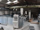une grosse machine qui se trouve dans un bâtiment en cours de construction