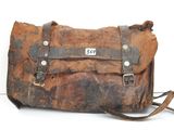 un sac en cuir marron muni d'une étiquette avec un nom