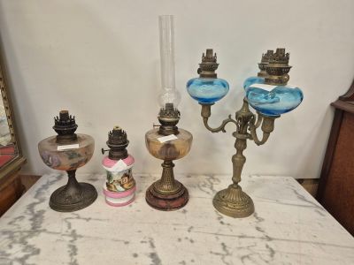 cinq types de bougies différents sur la table