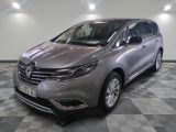 la voiture grise est garée sur un sol en damier dans le garage