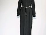 une photo d'une robe noire sur un présentoir pour mannequin