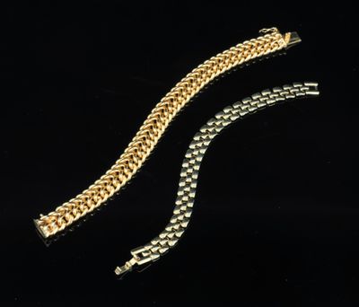 deux bracelets en or sur fond noir