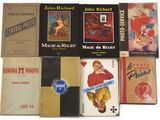 un grand nombre de livres posés sur une table