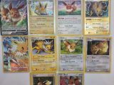 beaucoup de cartes Pokémon accrochées au mur