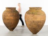 deux grands vases posés par terre