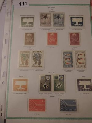 tout un tas de timbres différents sur une feuille de papier