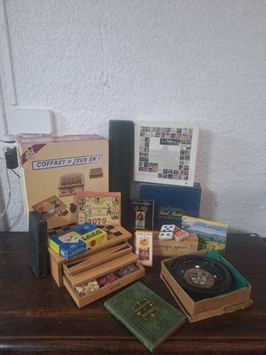 une table sur laquelle sont posés de nombreux livres et CD
