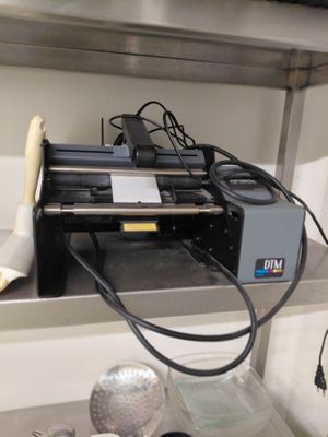 un appareil qui se trouve sur une étagère dans une cuisine