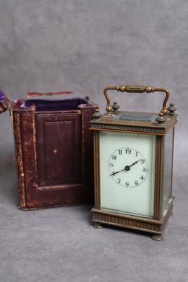 deux horloges miniatures posées l'une à côté de l'autre sur une table