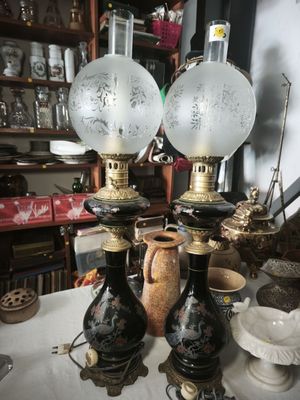 two lamps that are sitting on top of a table