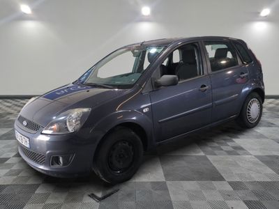 la photo d'une petite voiture garée dans un garage