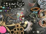 de nombreux types de bracelets et de colliers disposés sur une table