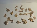 de nombreux pendentifs en or sur un fond blanc