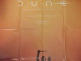 l'affiche du film « Dune », sur laquelle figurent deux hommes brandissant des épées devant un coucher de soleil