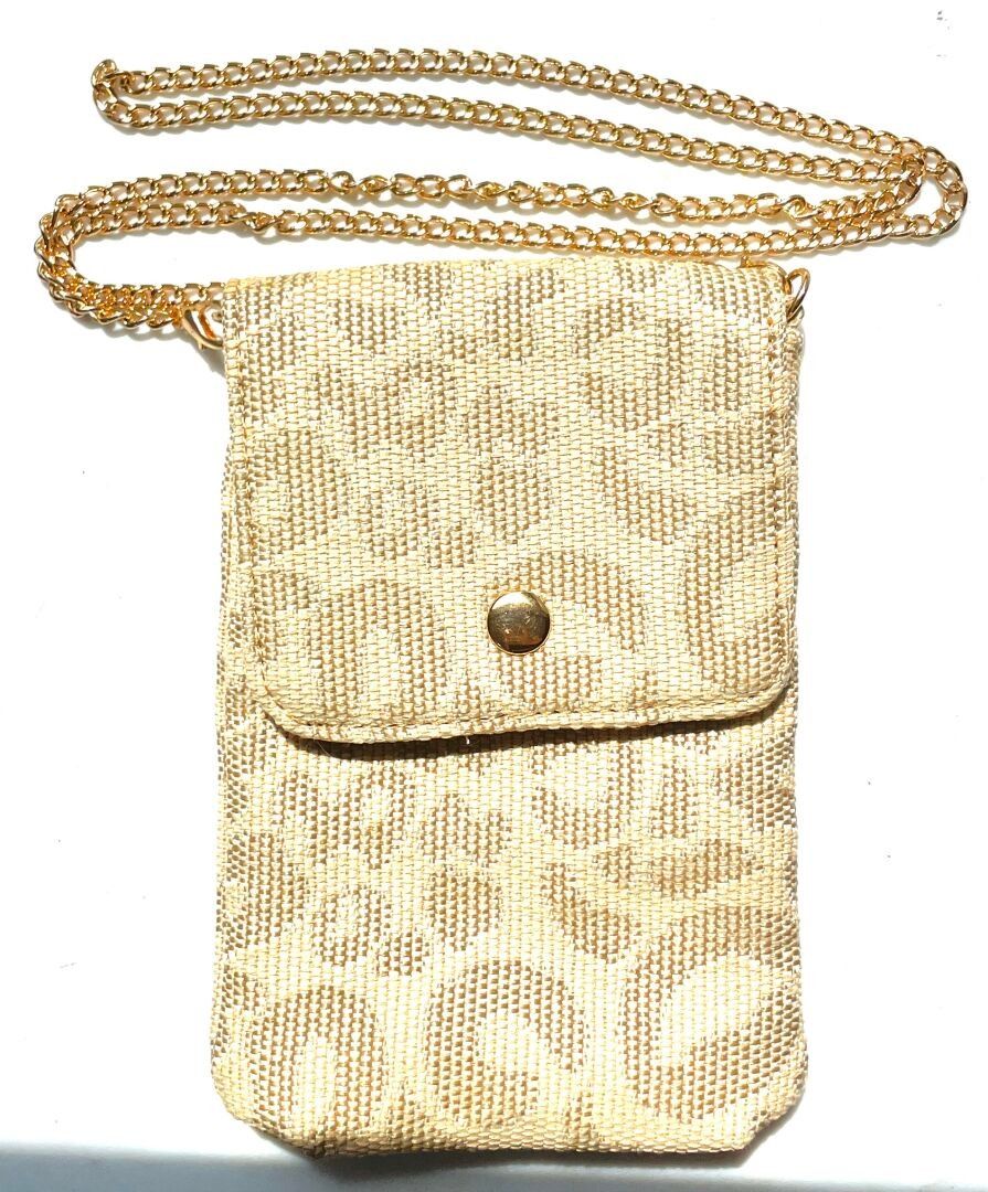 Sac en jute beige à décor léopard, porté épaule par une chaine en métal doré - Fermeture par bouton aimanté - L env :...