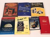 plusieurs livres sur une table blanche avec un fond blanc
