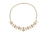 un collier en or et diamants sur fond blanc