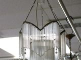 un lustre suspendu au plafond d'une pièce
