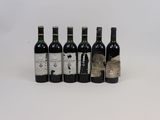 six bouteilles de vin sont alignées sur une surface blanche