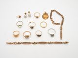 un assortiment de bagues et de bracelets sur un fond blanc