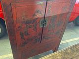 une armoire rouge posée sur une table dans un garage