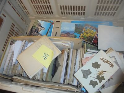 une boîte remplie de post-it et de post-it