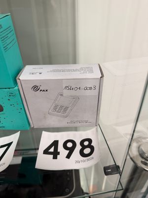 une vitrine en verre sur laquelle sont posés un téléphone et une boîte