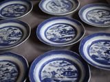 de nombreuses assiettes bleues et blanches posées sur une table