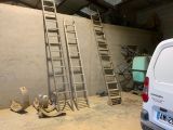 une camionnette blanche garée dans un garage, à côté d'une échelle
