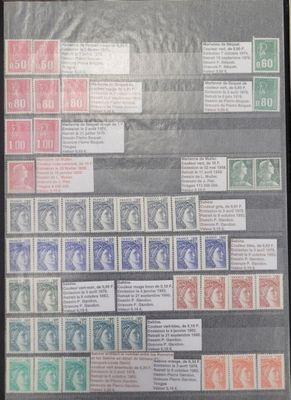 une vieille photo montrant une collection de timbres exposée dans une boîte