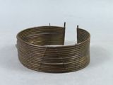 une image d'un gros plan d'un bracelet sur une surface blanche